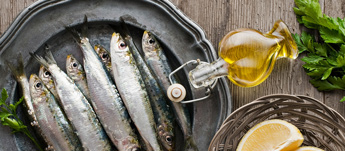fettreicher Fisch und Speiseöl in einer Flasche