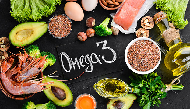  Bild mit Lebensmitteln, die Omega 3 Fettsäuren enthalten wie Fisch, Eier, Avocado und Öl